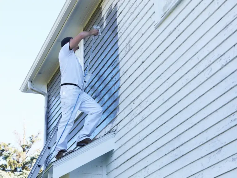 man painting exterior of a house - contratista de servicios de pintura de casas en Miami-Dade